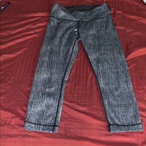 LIKE NEW lulu lemon ankle cut off leggings size 4.